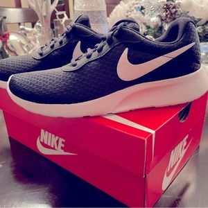 *Brand new* Women’s Nike Tanjun Sneakers
